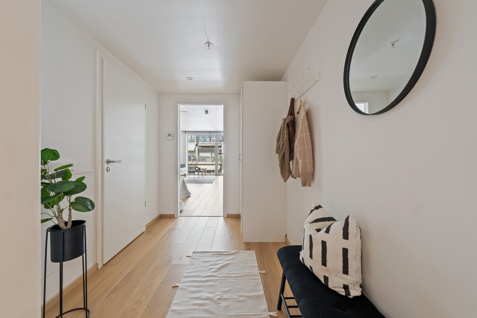 Lys og innbydende entré, gir en varm velkomst til leiligheten. Galleribilde