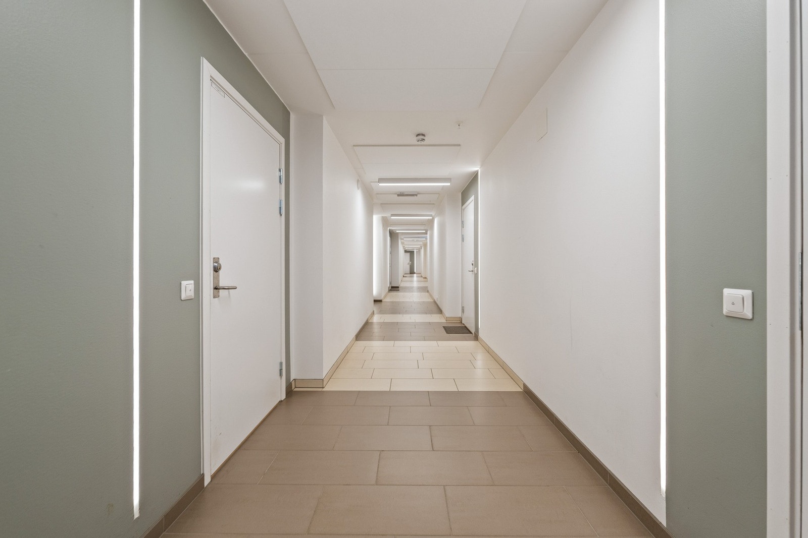 Leiligheten disponerer trapper i betong og personheis. Galleribilde