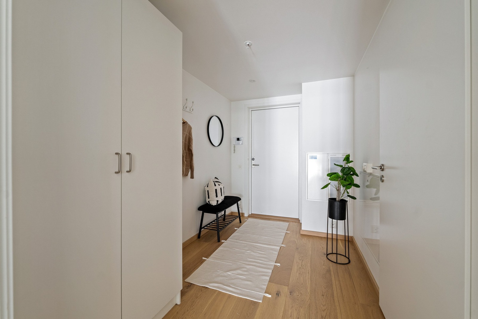 Rikelig med oppbevaringsplass til yttertøy og sko. Galleribilde