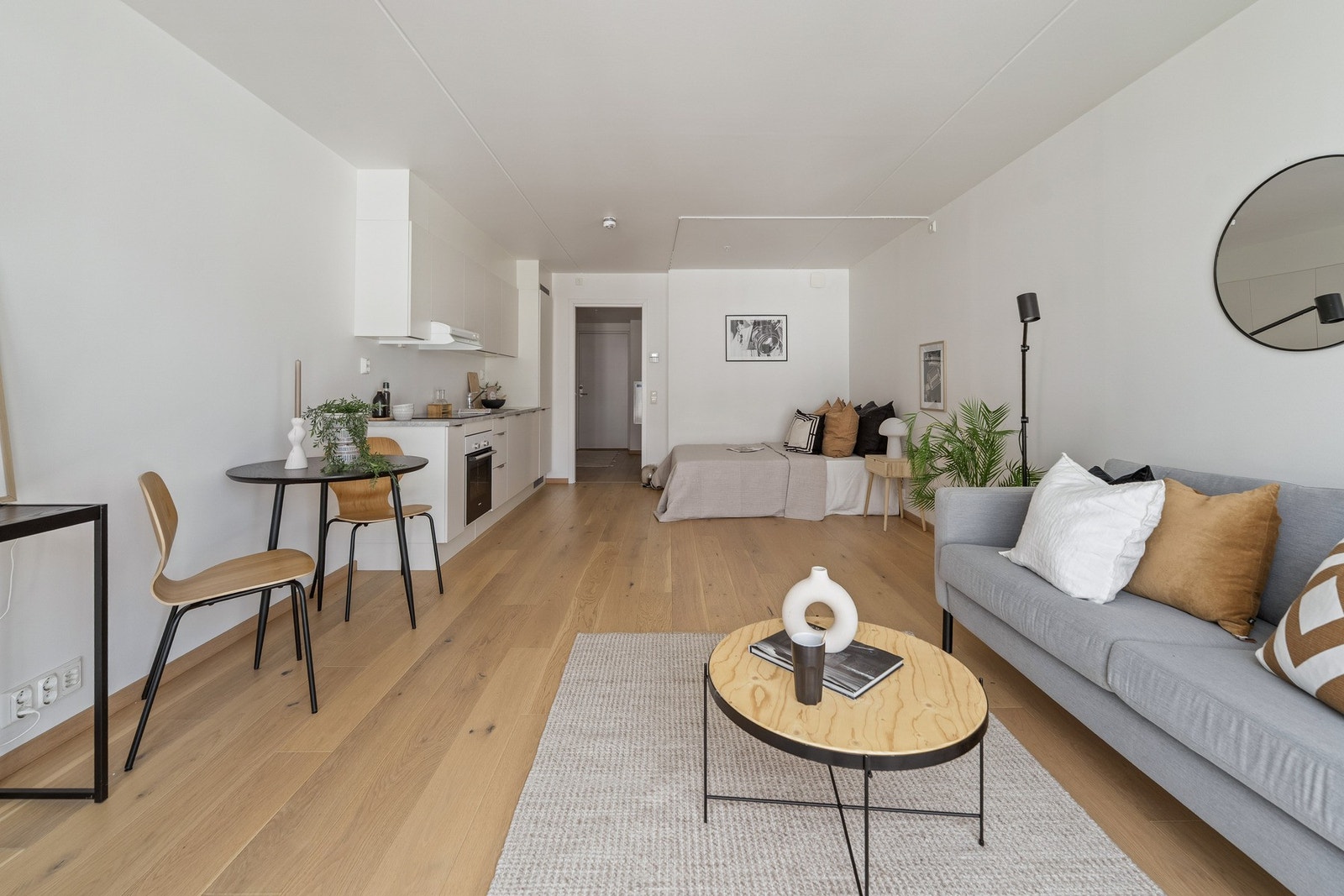 Oversiktlig hovedrom med fleksibel planløsning. Galleribilde