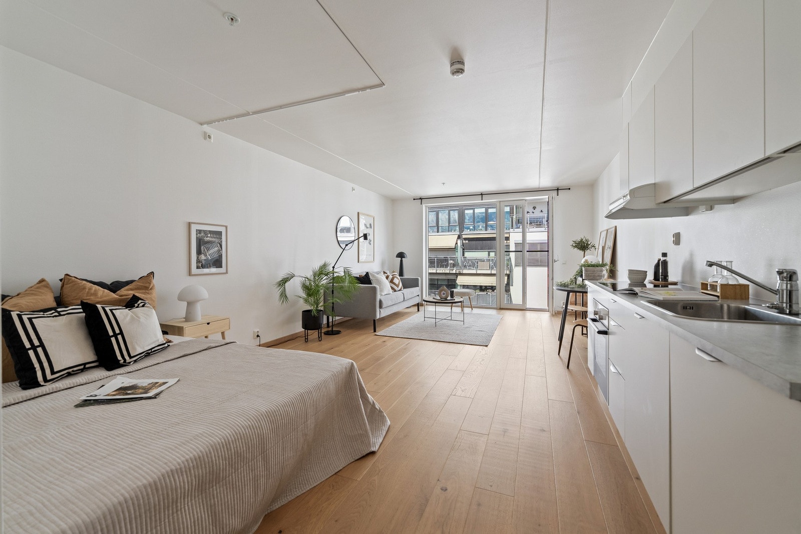 Smart og stilfull ettromsleilighet der stue, soverom og kjøkken smelter sømløst sammen - en funksjonell og innbydende helhet. Galleribilde