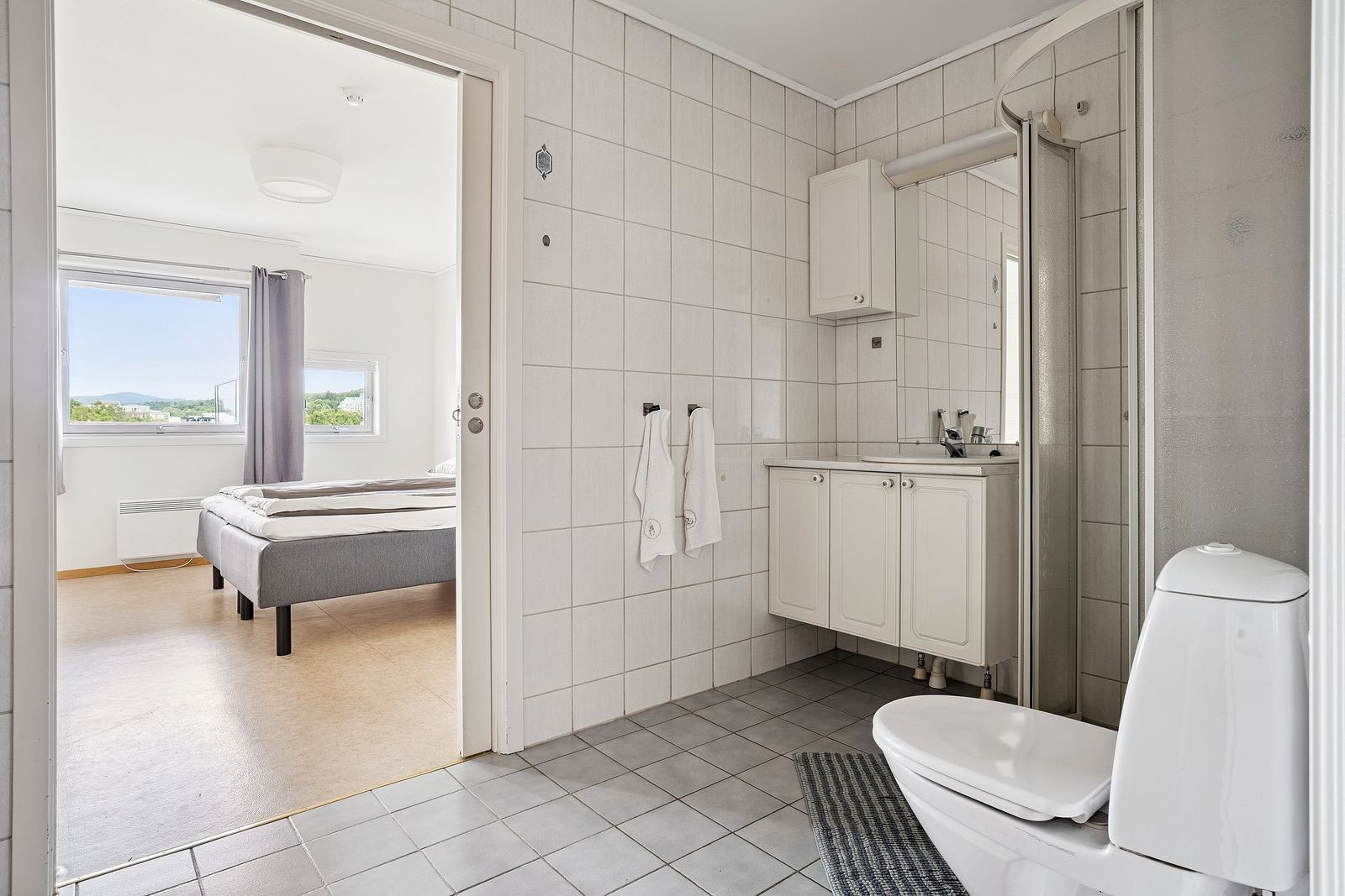 Flislagt bad med inngang fra soverom og entré. Galleribilde
