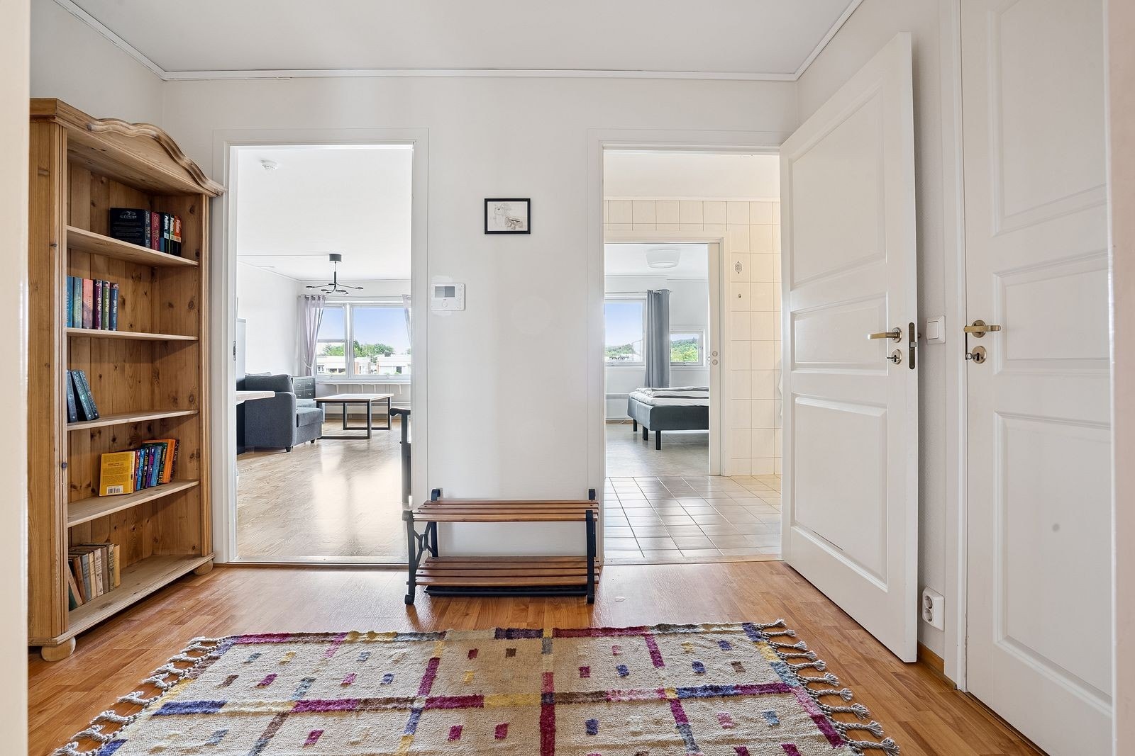 Rosmlig entré med inngang til kjøkken/stue, bad og innvendig bod. Galleribilde