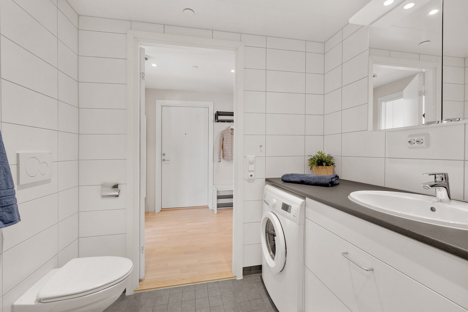 Det er opplegg for vaskemaskin, samt elektriske varmekabler i gulv Galleribilde