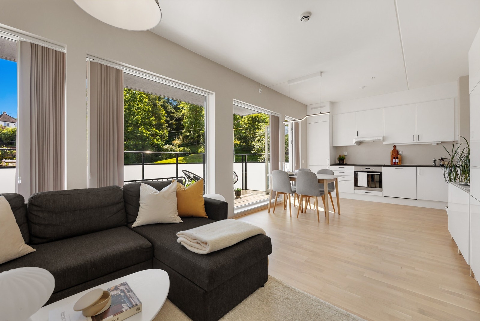 Store vindusflater sikrer rikelig med naturlig lysinnslipp Galleribilde