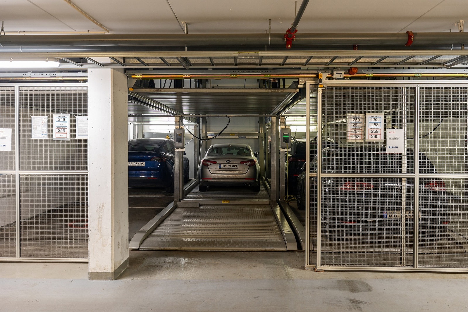 Med leiligheten medfølger parkeringsplass i felles lukket garasjeanlegg Galleribilde