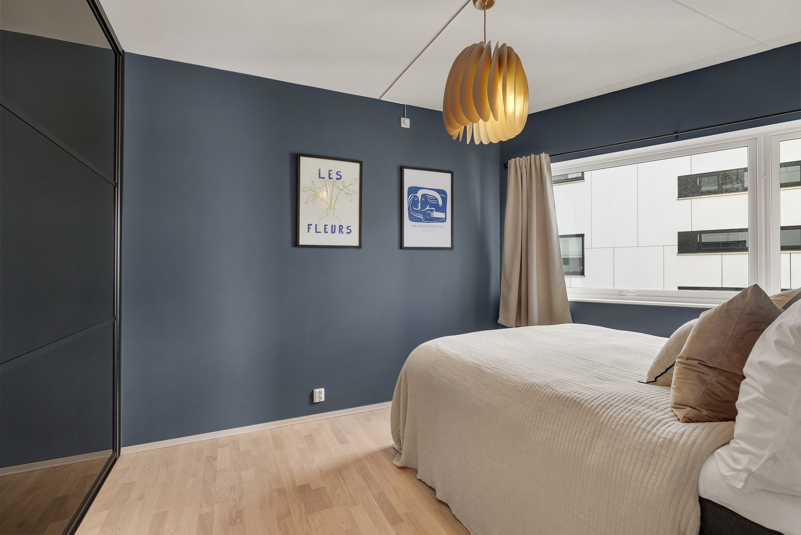 Et behagelig soverom med gode fargevalg og herlig lysinnslipp. Galleribilde