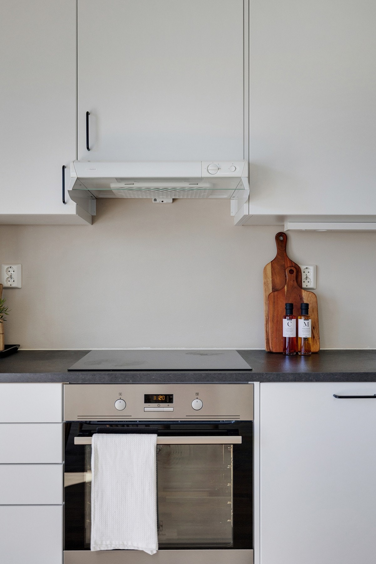 Det er montert lekkasjesikring og komfyrvakt på kjøkkenet Galleribilde