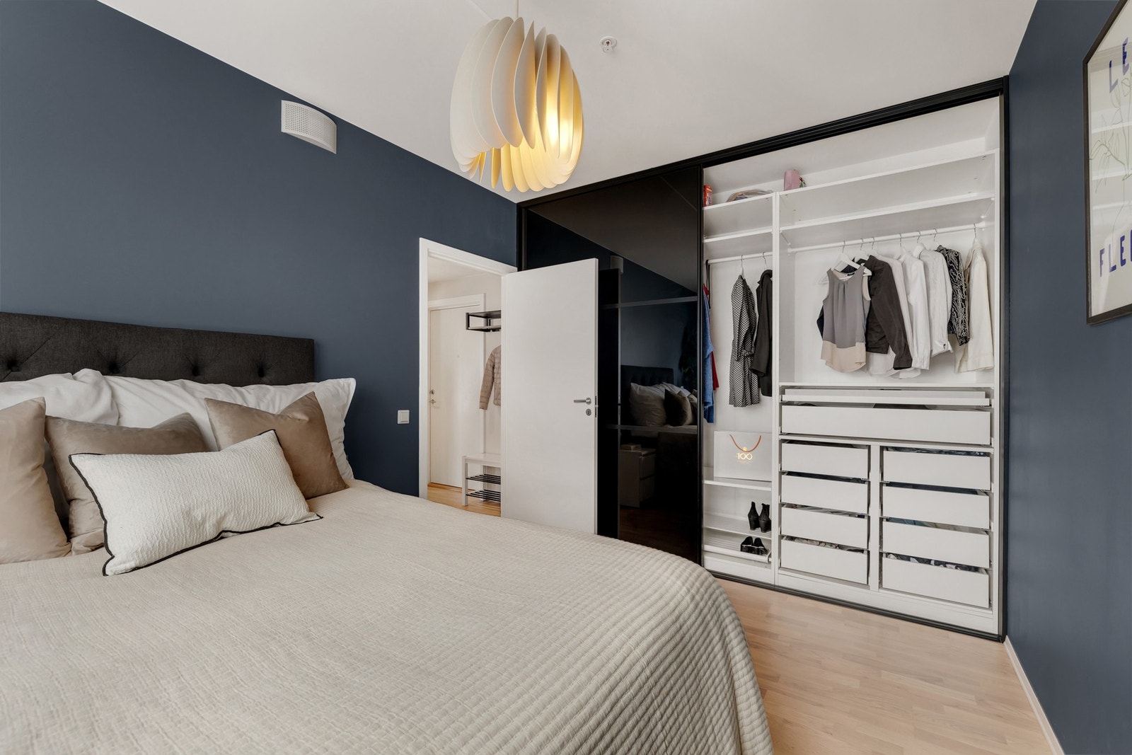 Det medfølger stor og innredet skyvedørsgarderobe med god oppbevaringsplass Galleribilde