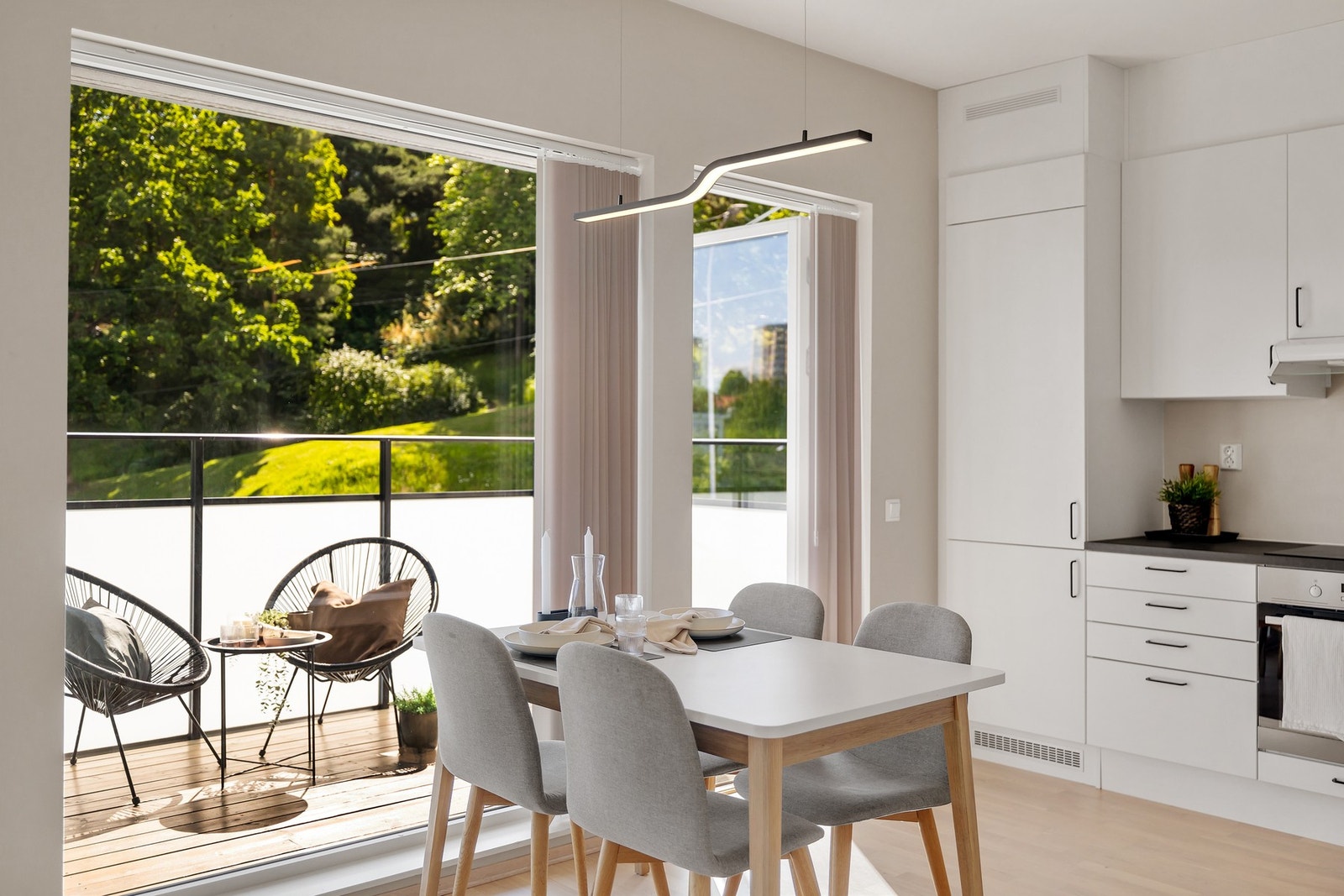 Det er god plass til spisebord i tilknytting til kjøkkenet Galleribilde