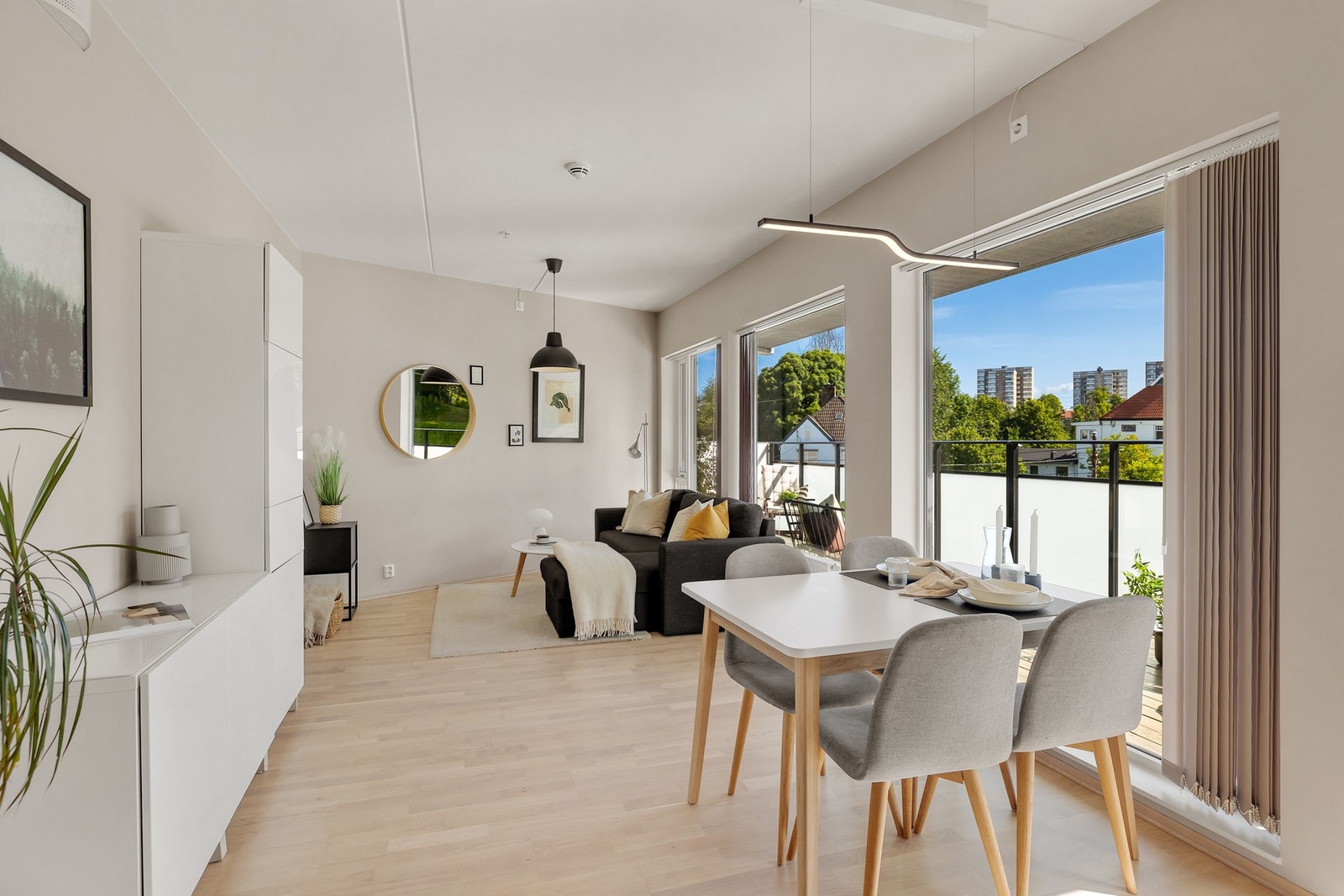 Lys og romslig stue med gode møbleringsmuligheter Galleribilde