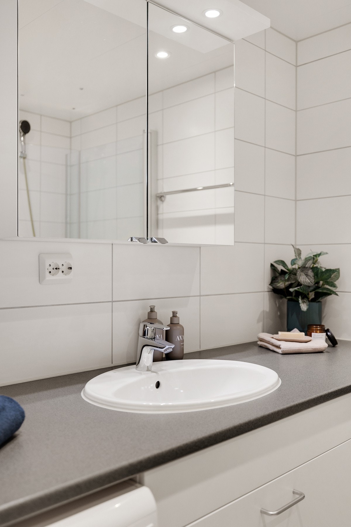 Stor benkeplate med innfelt servant - meget praktisk Galleribilde