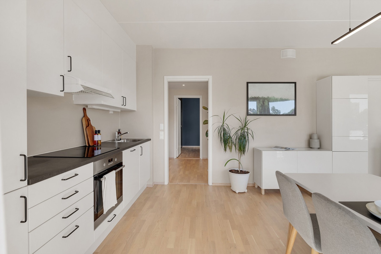 Kjøkkenet er meget arbeidsvennlig med mye skap- og benkeplass Galleribilde