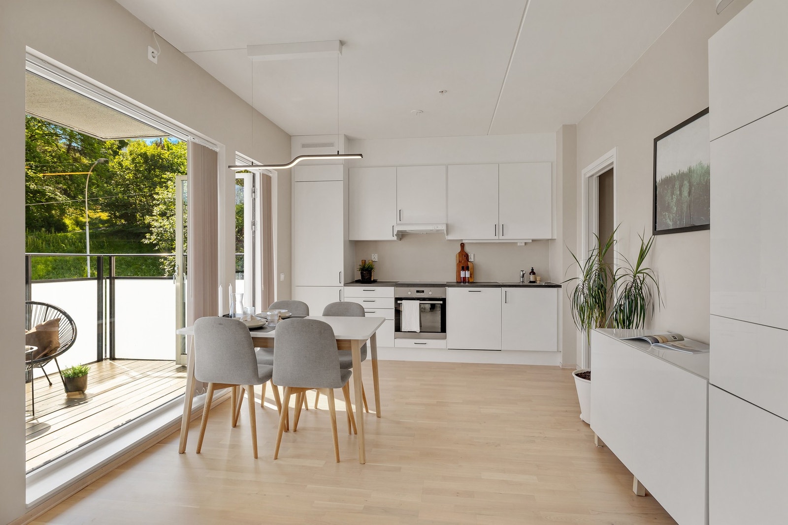 Leiligheten har engod planløsning med åpen stue-kjøkkenløsning. Det er god plass til spisegruppe i "rommet" mellom stueo g kjøkken Galleribilde