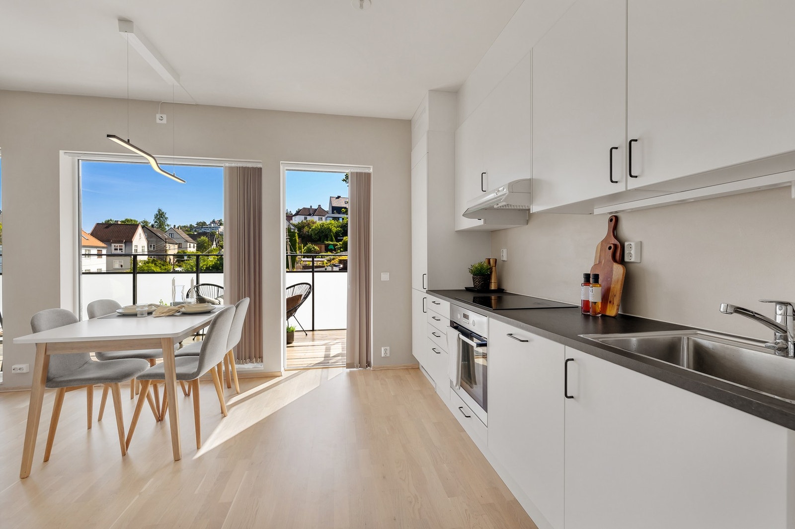 Kjøkken fra byggeår med moderne fronter og benkeplate i laminat Galleribilde