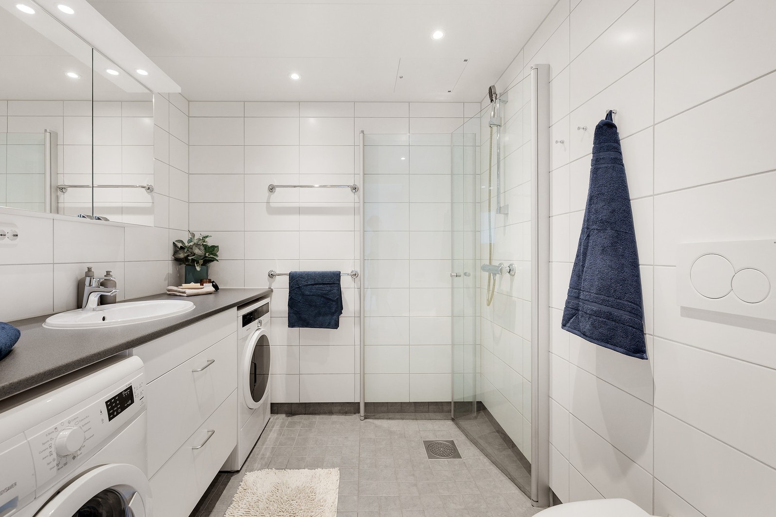 Pent, flislagt bad fra byggeår Galleribilde