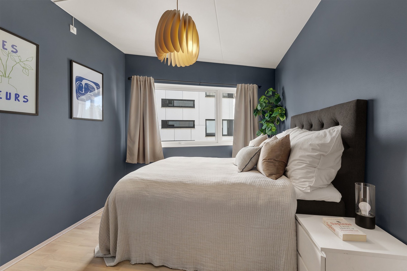 Det er god plass til dobbeltseng, nattbord og annet ønsket møblement. Galleribilde