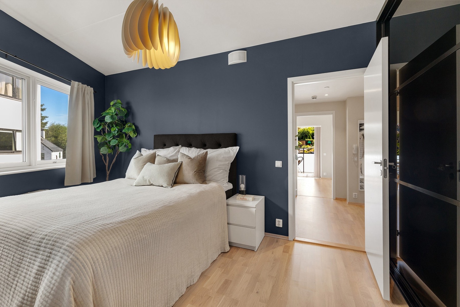 Boligens soverom er av god størrelse Galleribilde