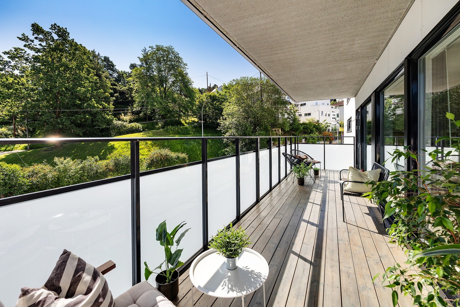 Det er plass til flere sittegrupper, grill og beplantning Galleribilde