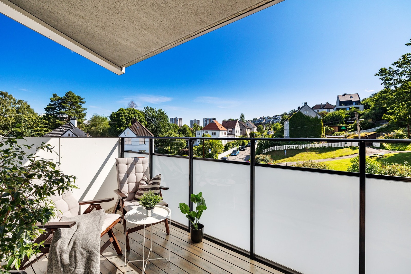 Balkongen vender mot øst og byr på gode solforhold. Svært usjenert balkong Galleribilde