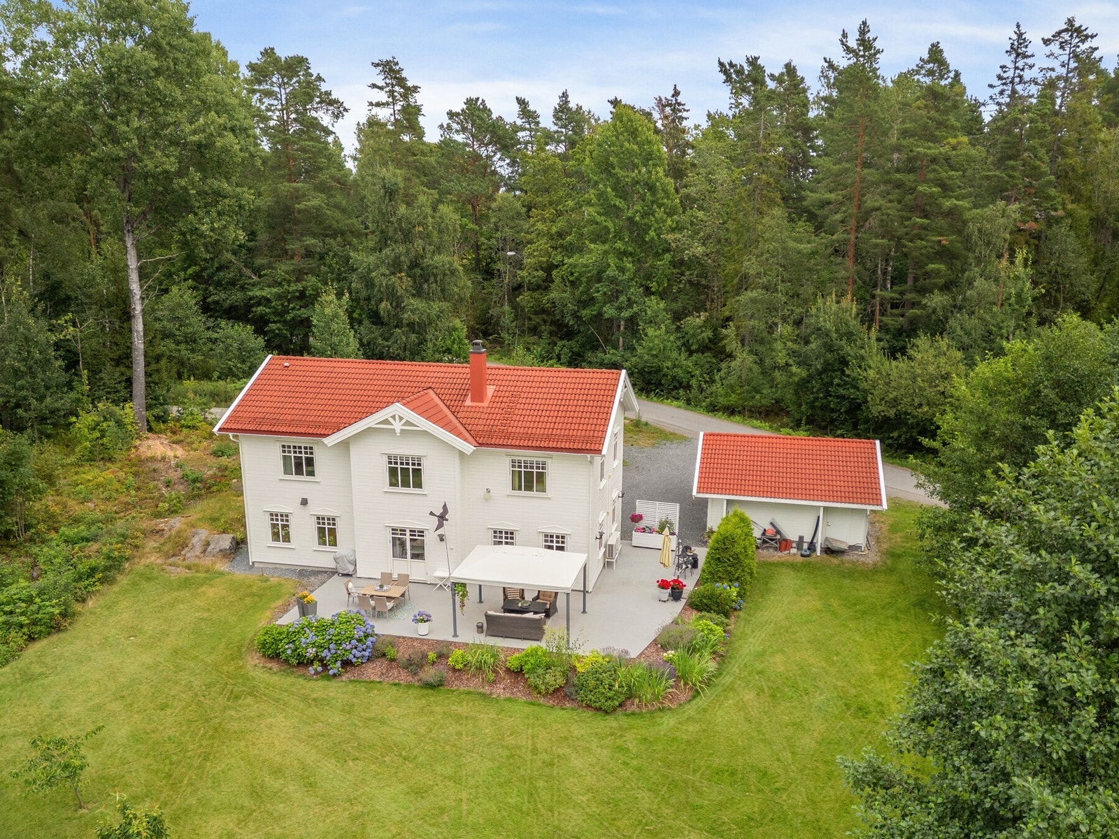 Her bor du usjenert, solrikt og kun en kort spasertur fra sjøen Galleribilde