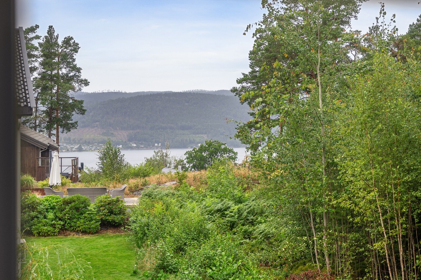 Utsikt fra loftsstuen mot sjøen Galleribilde