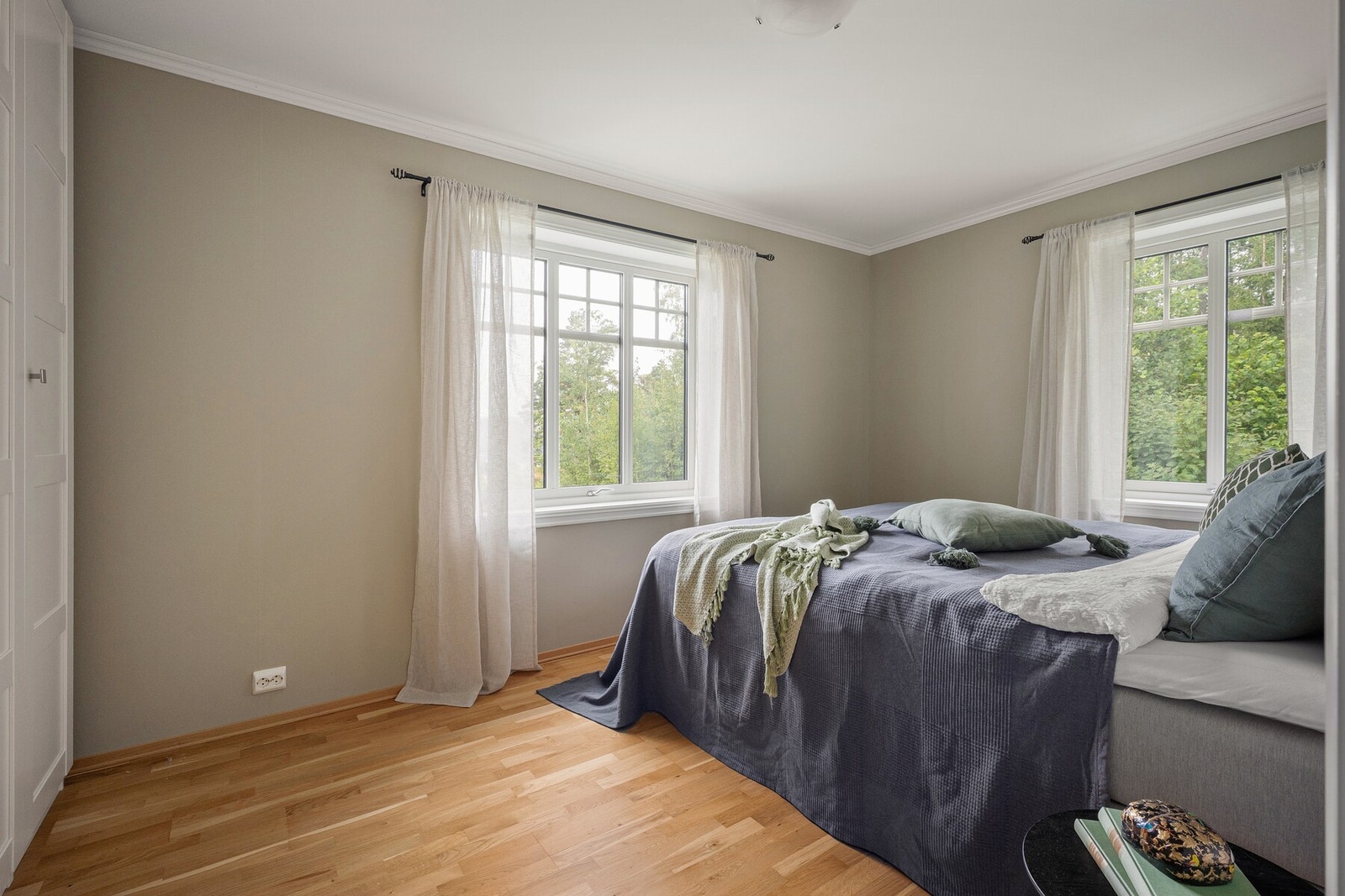 Her er det hyggelig å stå opp om morgenen! Svært hyggelig hovedsoverom med flott utsyn Galleribilde