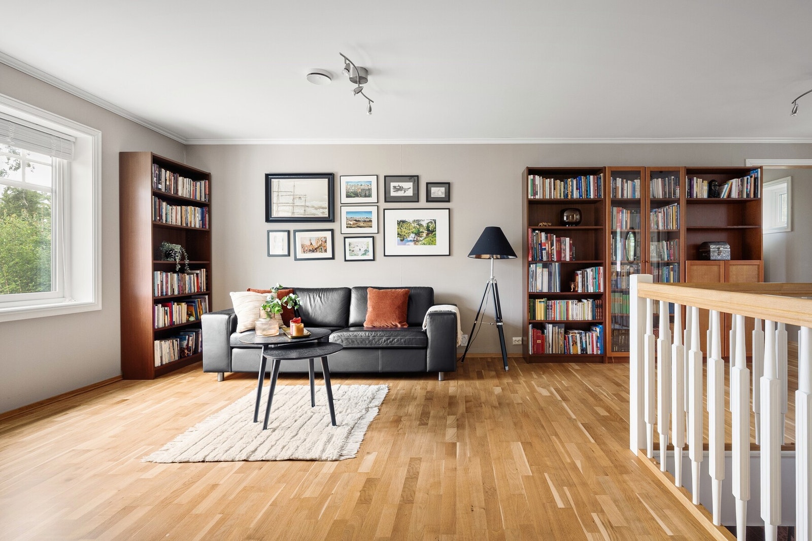 Romslig og hyggelig loftsstue med flere bruksmuligheter Galleribilde