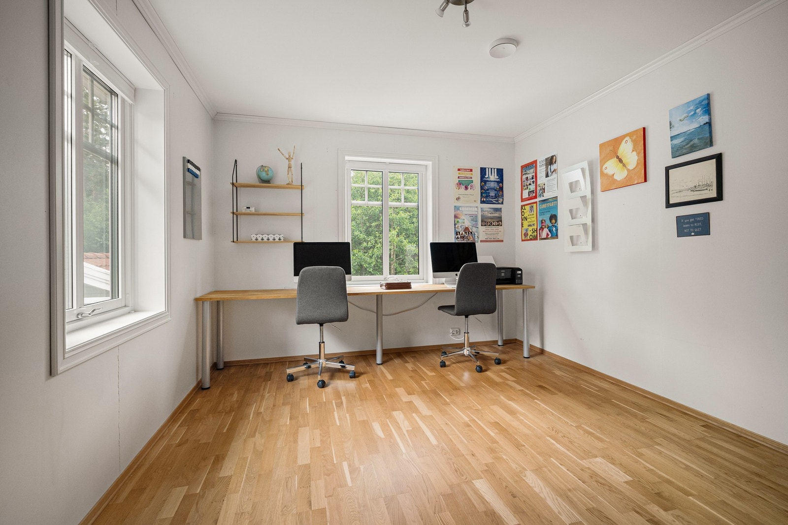 Stort soverom, med mamge bruksmuligheter. Her benyttet som kontor. Godt med plass for garderobeskap dersom det er ønskelig Galleribilde