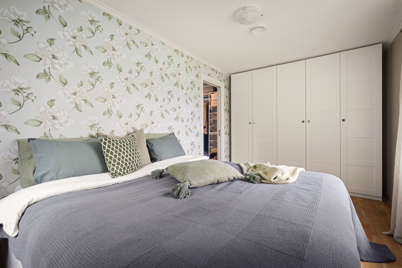 Plass for dobbelseng med nattbord på hver side, og romslig garderobeløsning Galleribilde