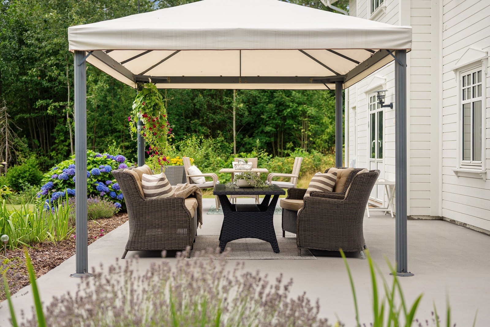 Flott beplanting med blomsterbed og prydbusker Galleribilde