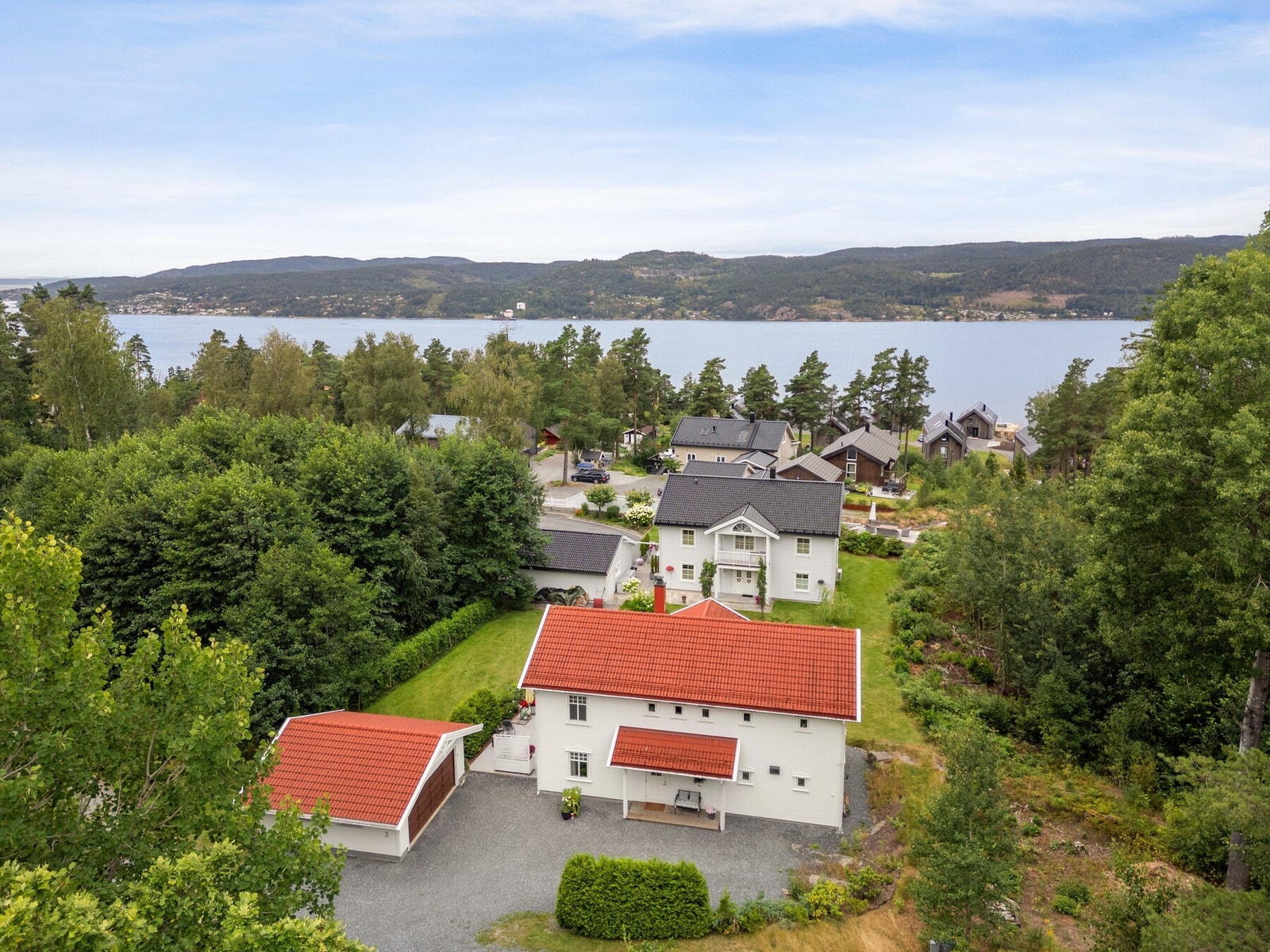En velholdt og innbydende enebolig med sjeldent flott beliggenhet og romslig, flat tomt Galleribilde
