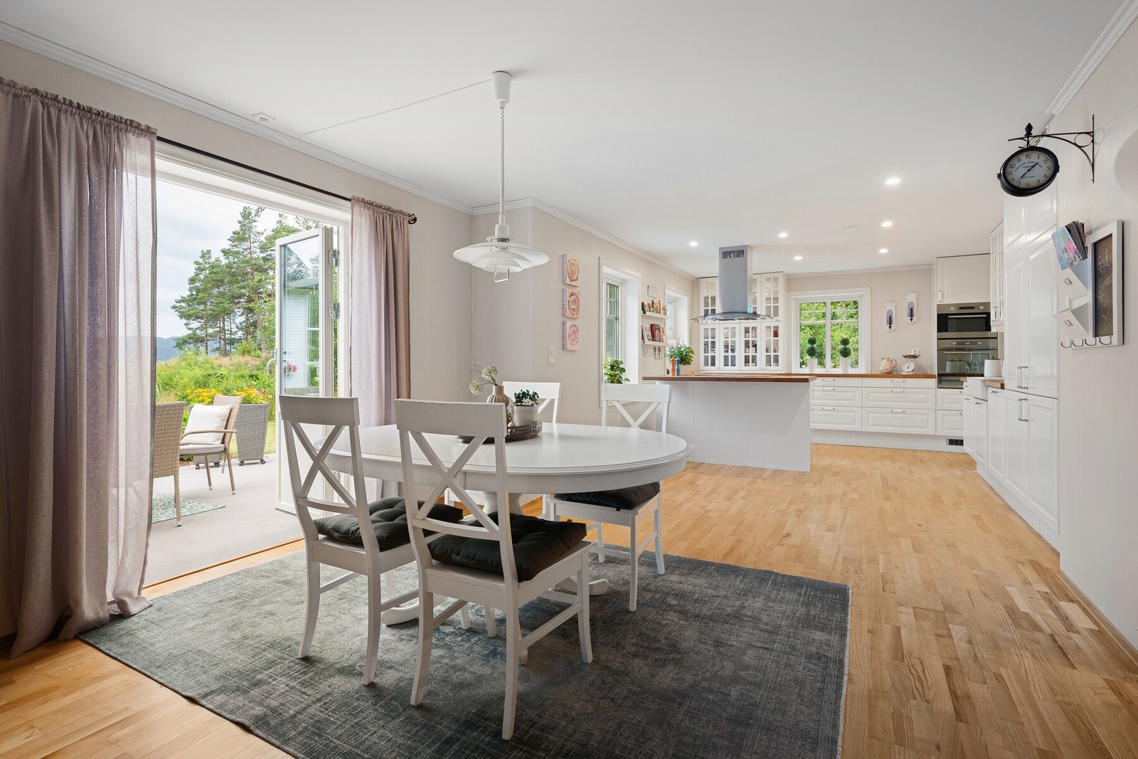 God plass for spisestue og mange gjester Galleribilde