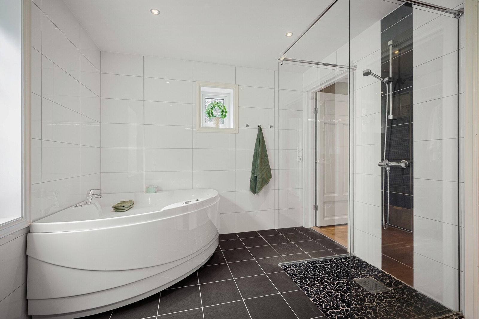 Praktisk planløsning på badet med to innganger Galleribilde