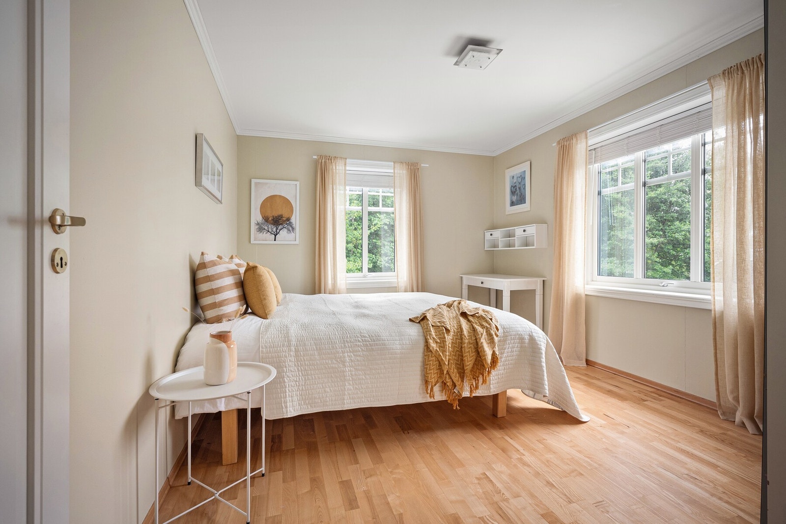 Soverom med 3 med hjørneplassering og flotte lysforhold og utsikt Galleribilde