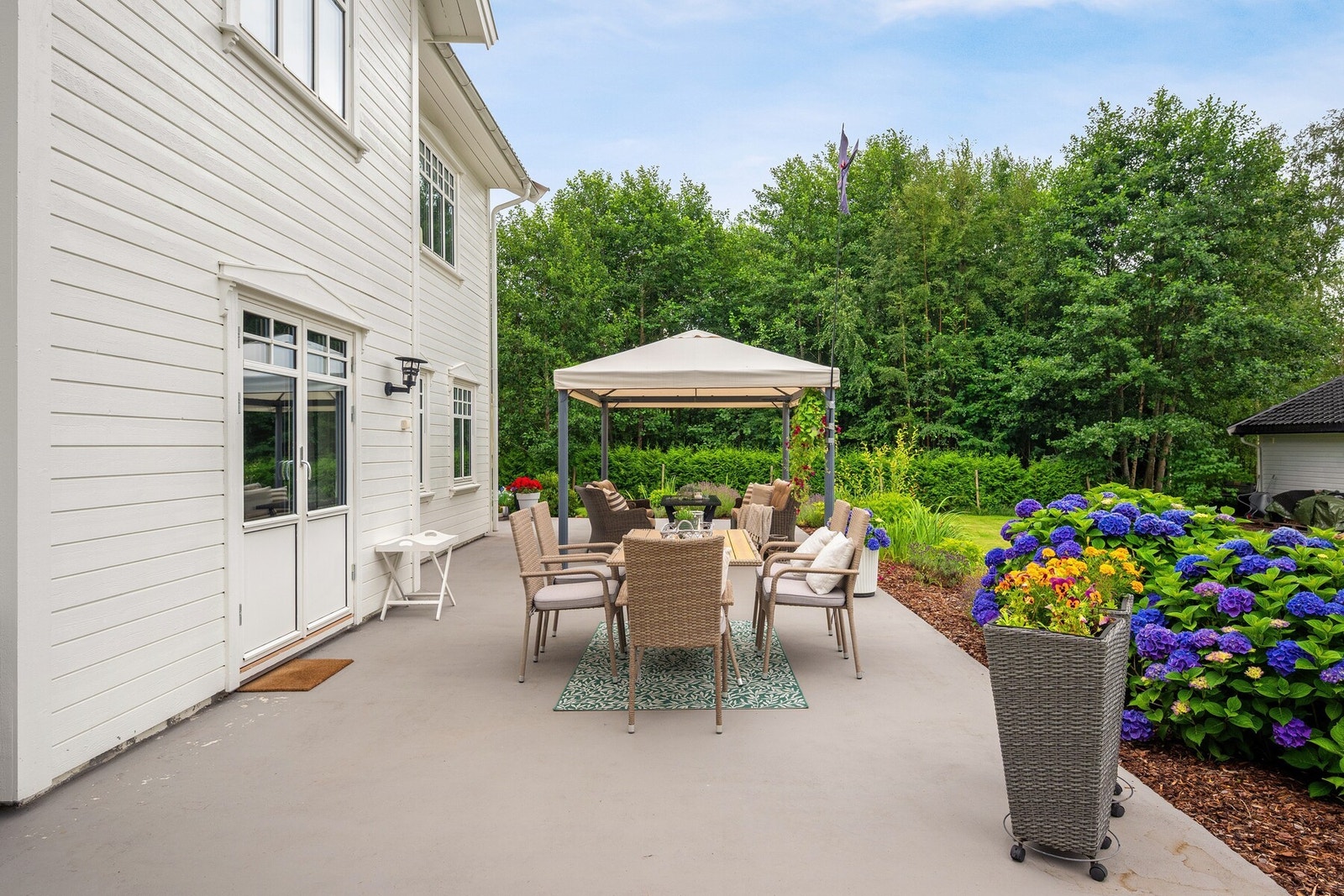 Terrassen er på hele 77kvm - med romslig plen i forkant Galleribilde