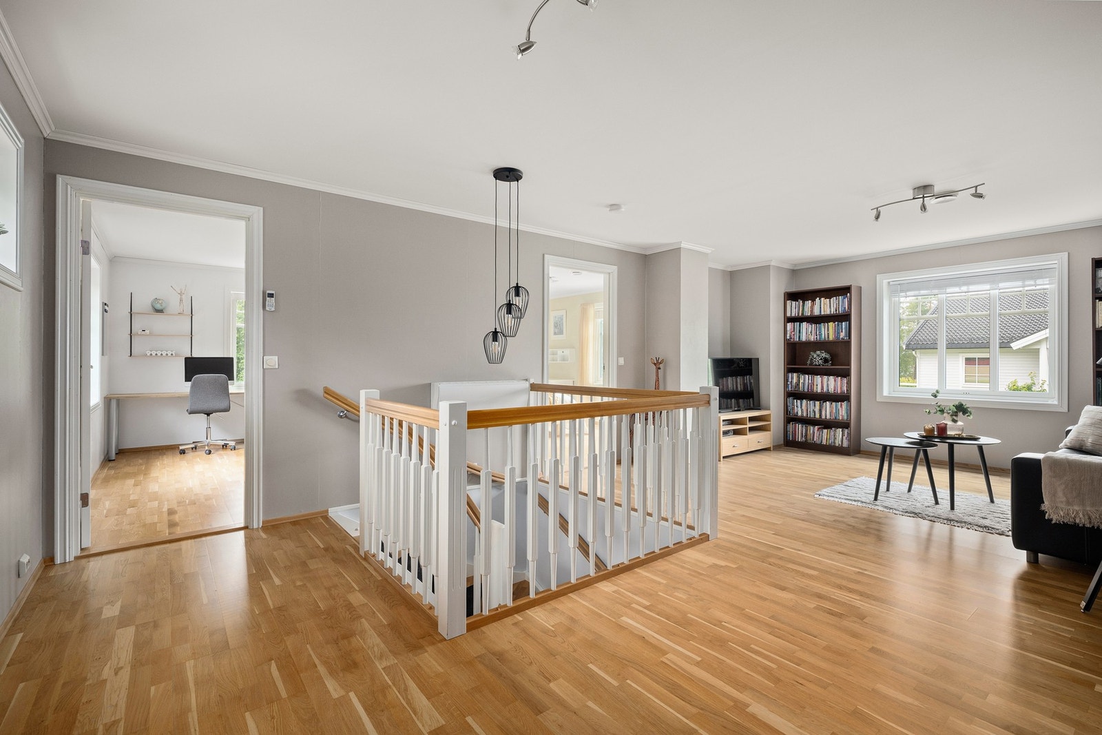 Loftsetasjen byr på tre soverom, alle av svært god størrelse. Varmepumpe i trapperom sikrer godt inneklima Galleribilde