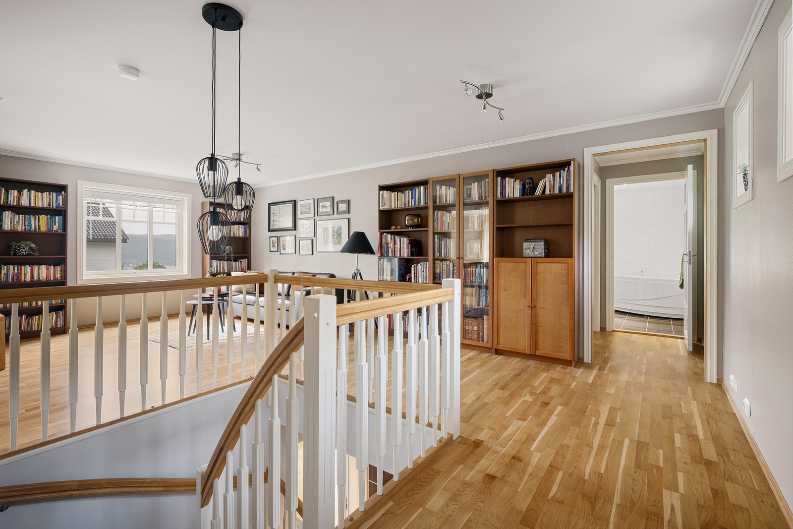 Velkommen opp i 2.etasje! 2.etasje består av loftsstue, tre soverom og bad Galleribilde