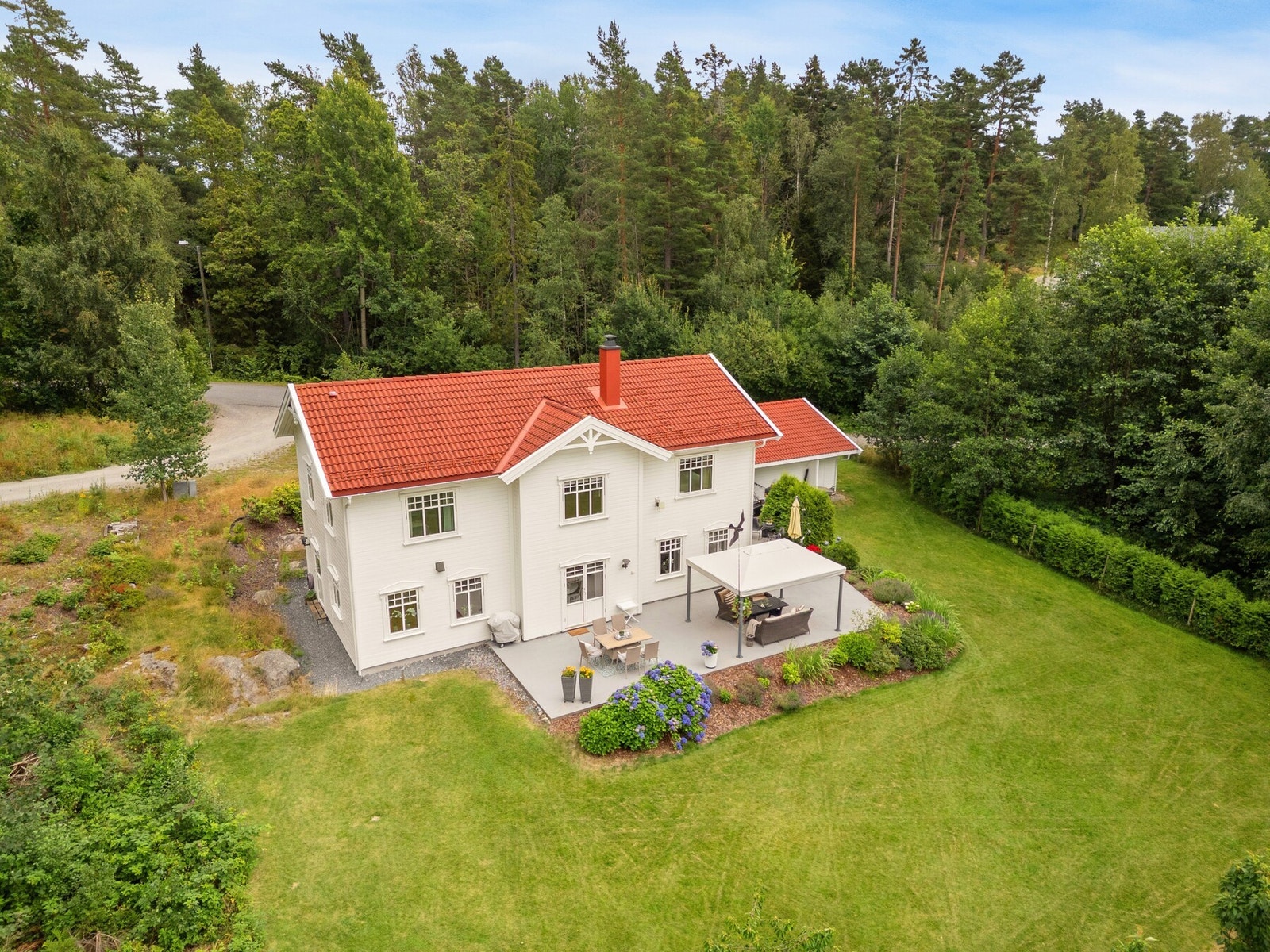 Flott og solrik uteplass med muligheter for å innrede i flere soner Galleribilde