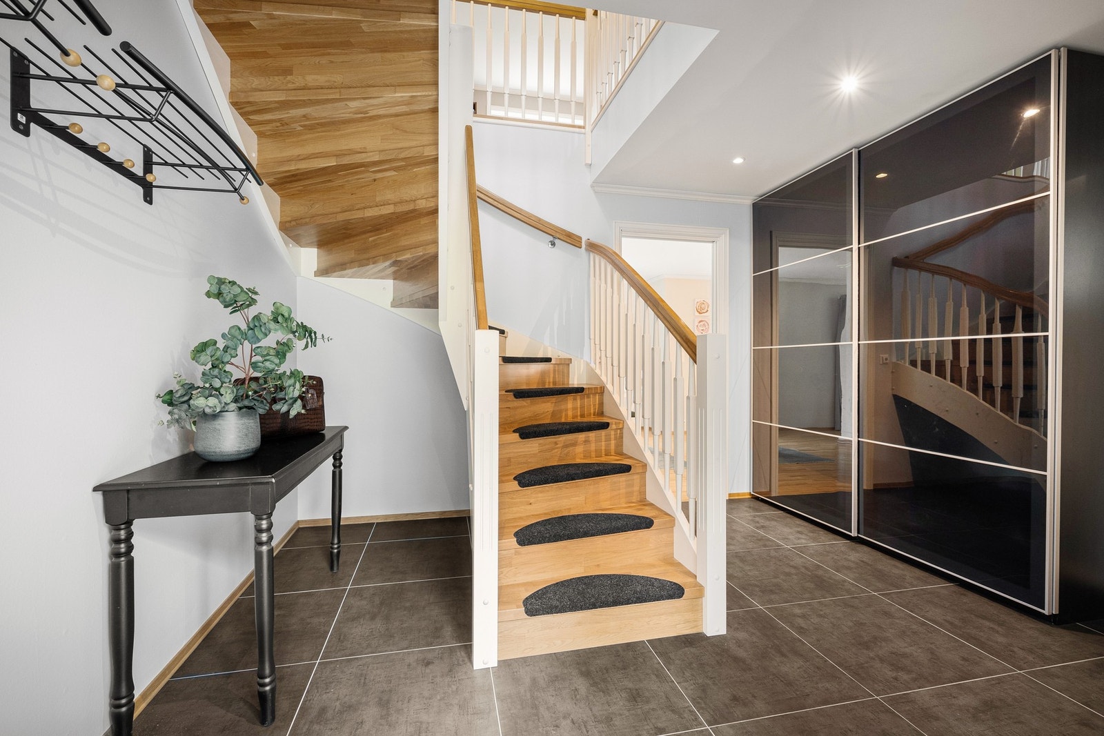 Romslig og innholdsrik skyvedørsgarderobe i entre Galleribilde