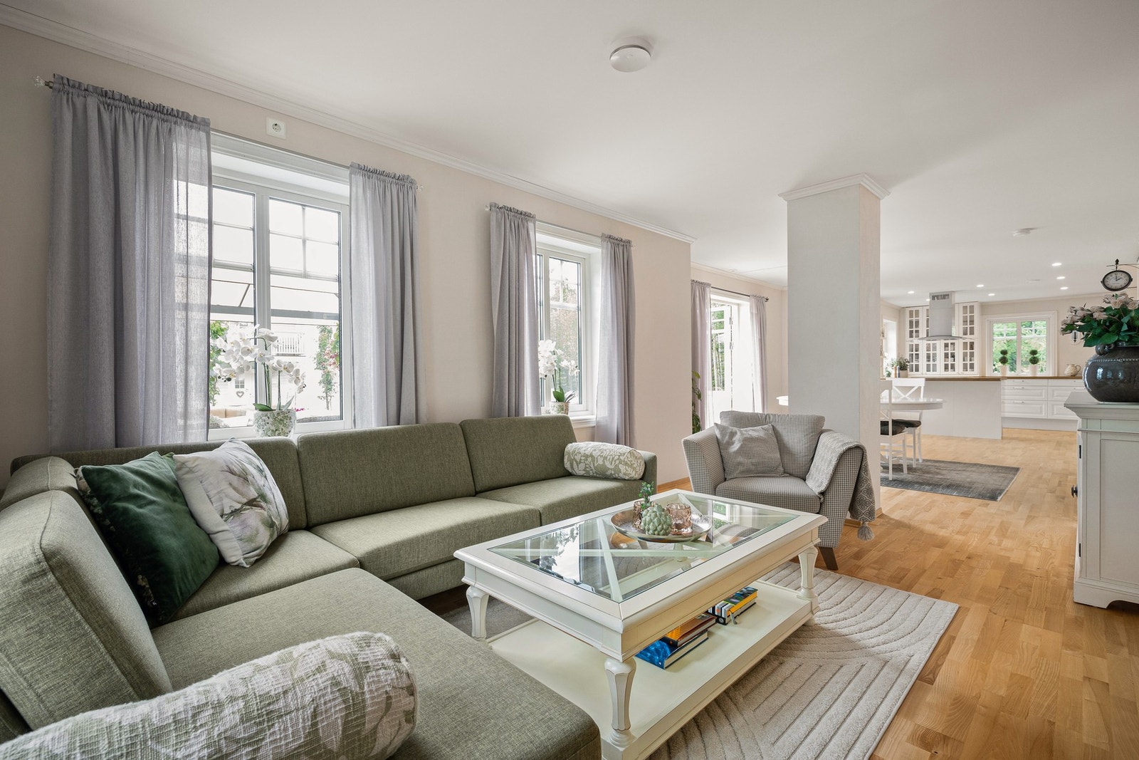 Godt med plass for romslig sittegruppe i stuen Galleribilde