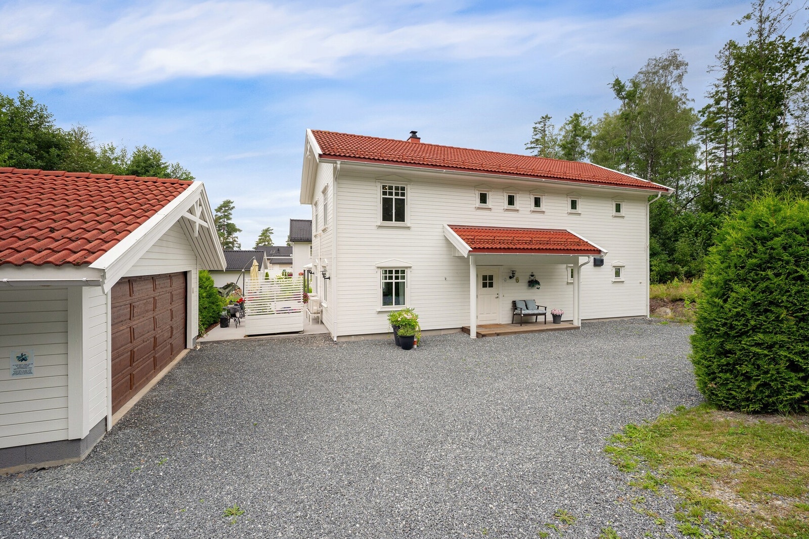 Garasje, og godt med plass for parkering Galleribilde