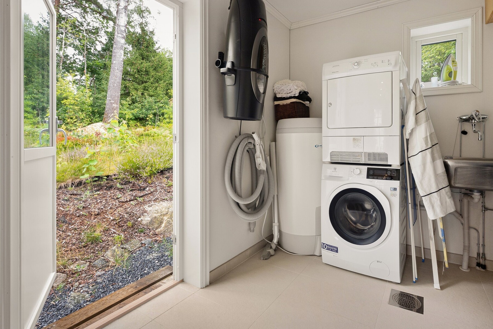 I tilknytning til kjøkkenet, er det et romslig teknisk rom/vaskerom med egen inngang. Sentralstøvsuger Galleribilde