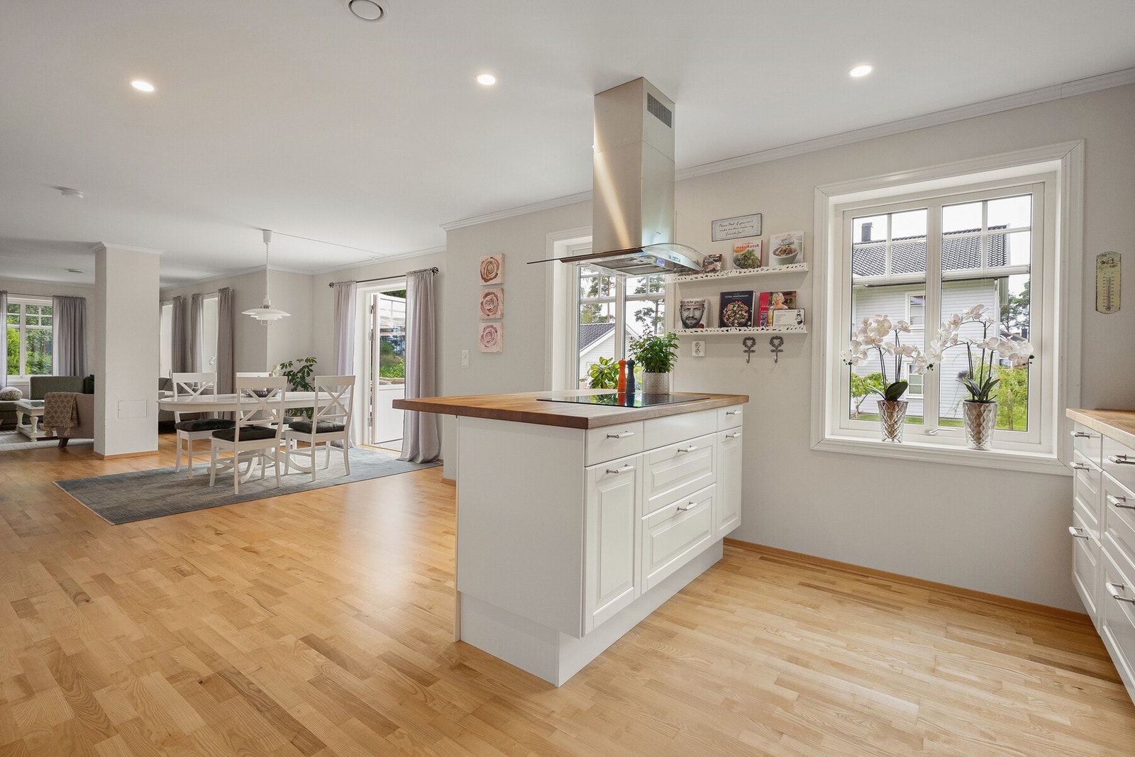 Store vindusflater slipper inn godt med lys på kjøkkenet Galleribilde