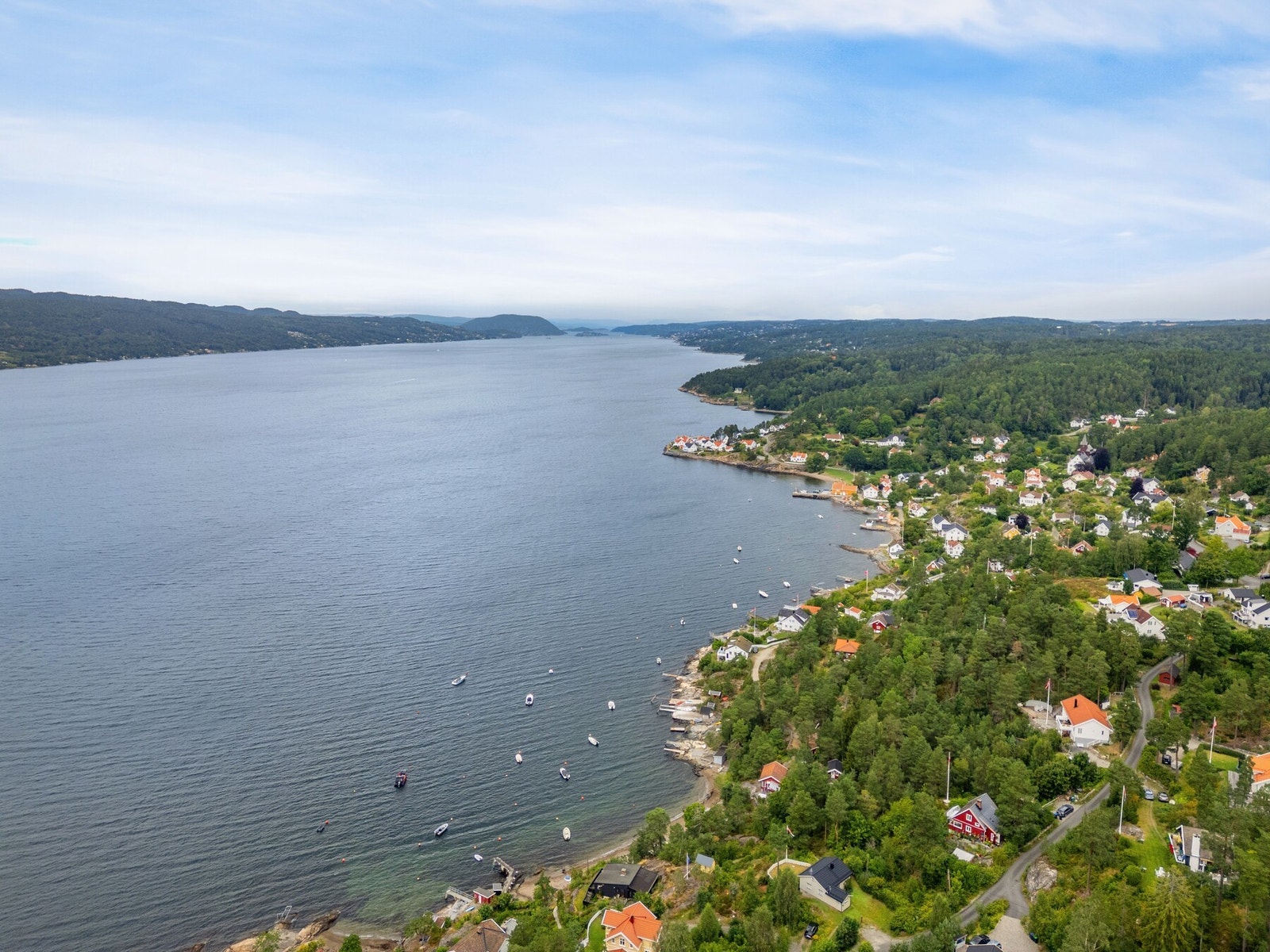 Boligen ligger i rolige og naturskjønne Hvitsten, under tettstedet Vestby i Viken - cirka 35 minutters kjøretur til Oslo Galleribilde