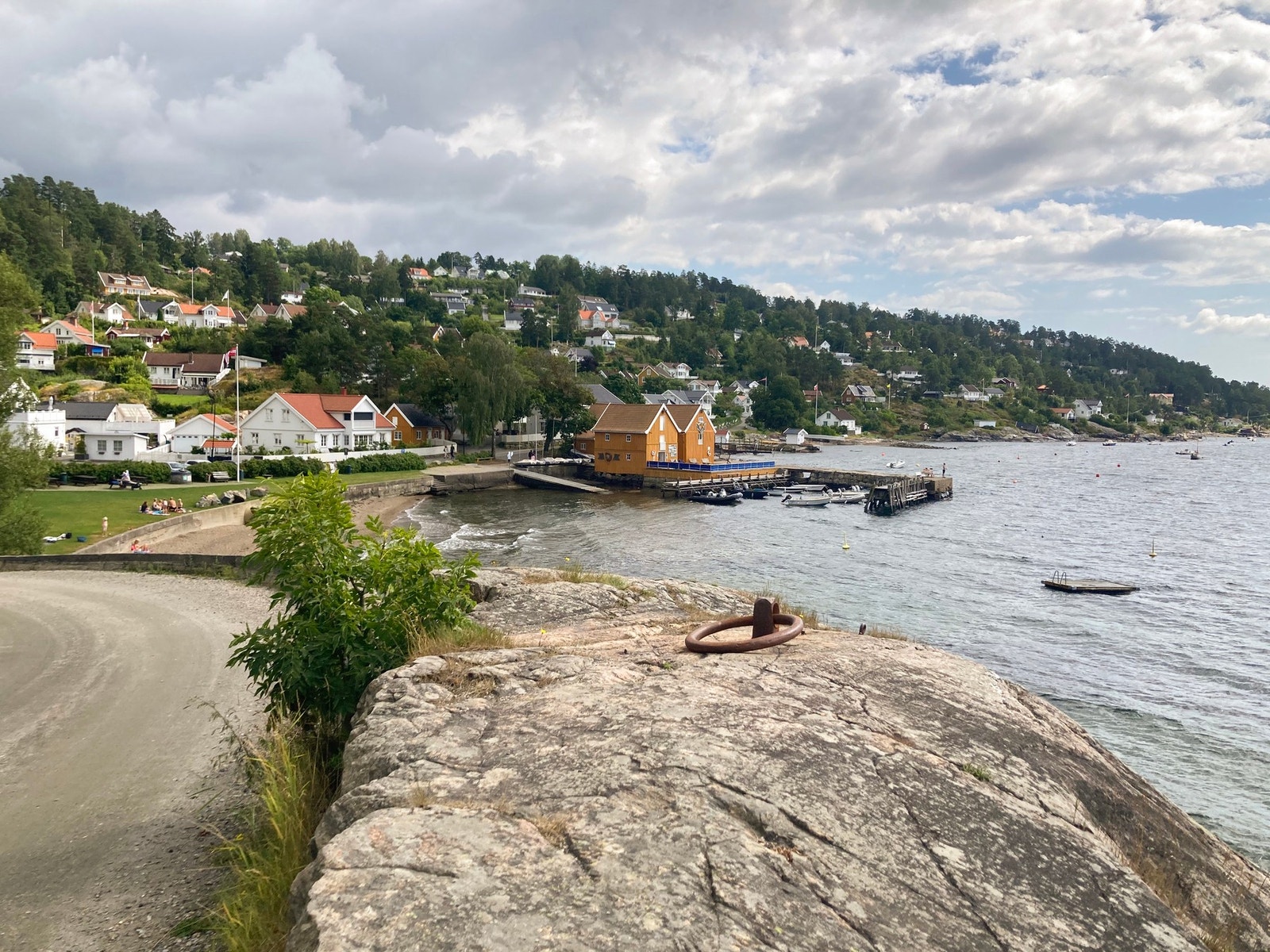 Livlige kaféer og restauranter på sommeren -- og flott sandstrand til glede for hele familien Galleribilde