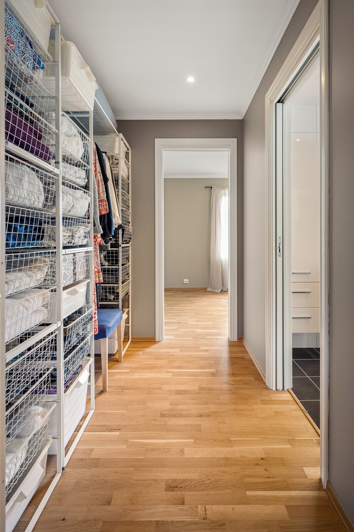 I tilknytning til hovedsoverommet er det walk-in closet og baderom Galleribilde