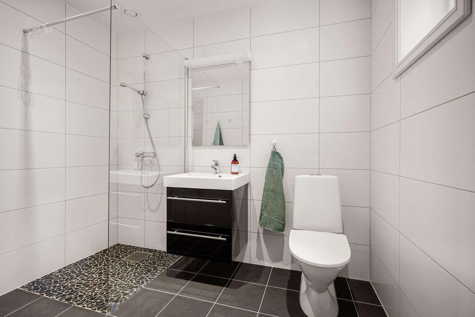 Pent, flislagt fullt bad i 1.etg Galleribilde