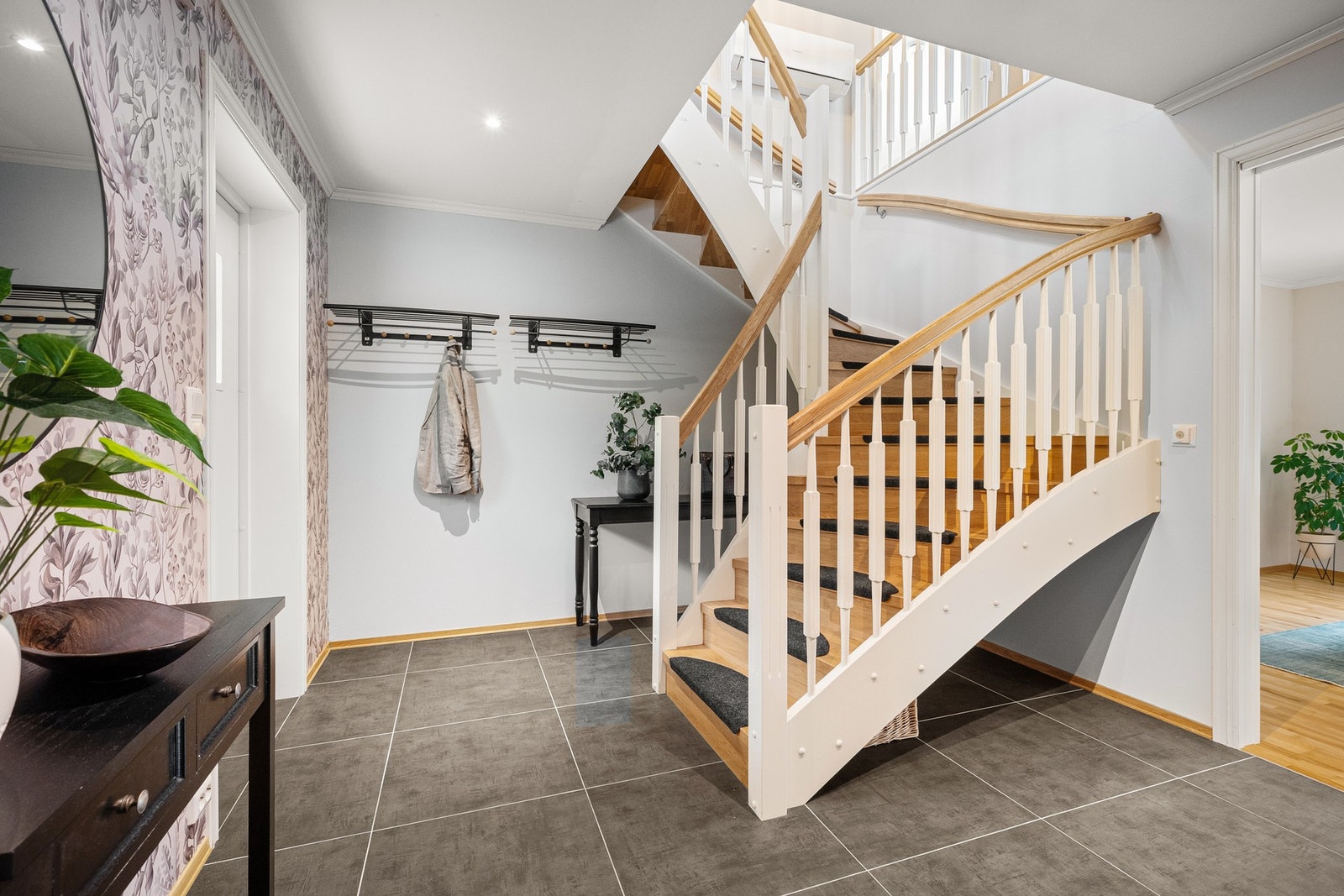 Svært innbydende flislagt entré, som binder de øvrige rommene sammen på en god måte Galleribilde