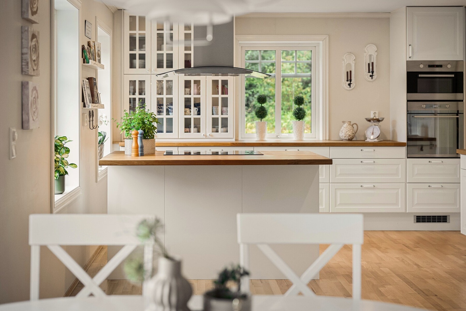 Kjøkkenet er i sosial åpen løsning med stuen og spisestuen Galleribilde